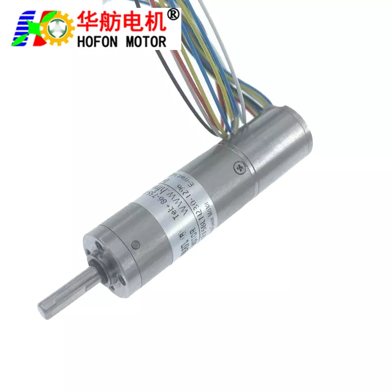 华舫电机的微型直流减速电机，带有多色连接线和产品标签